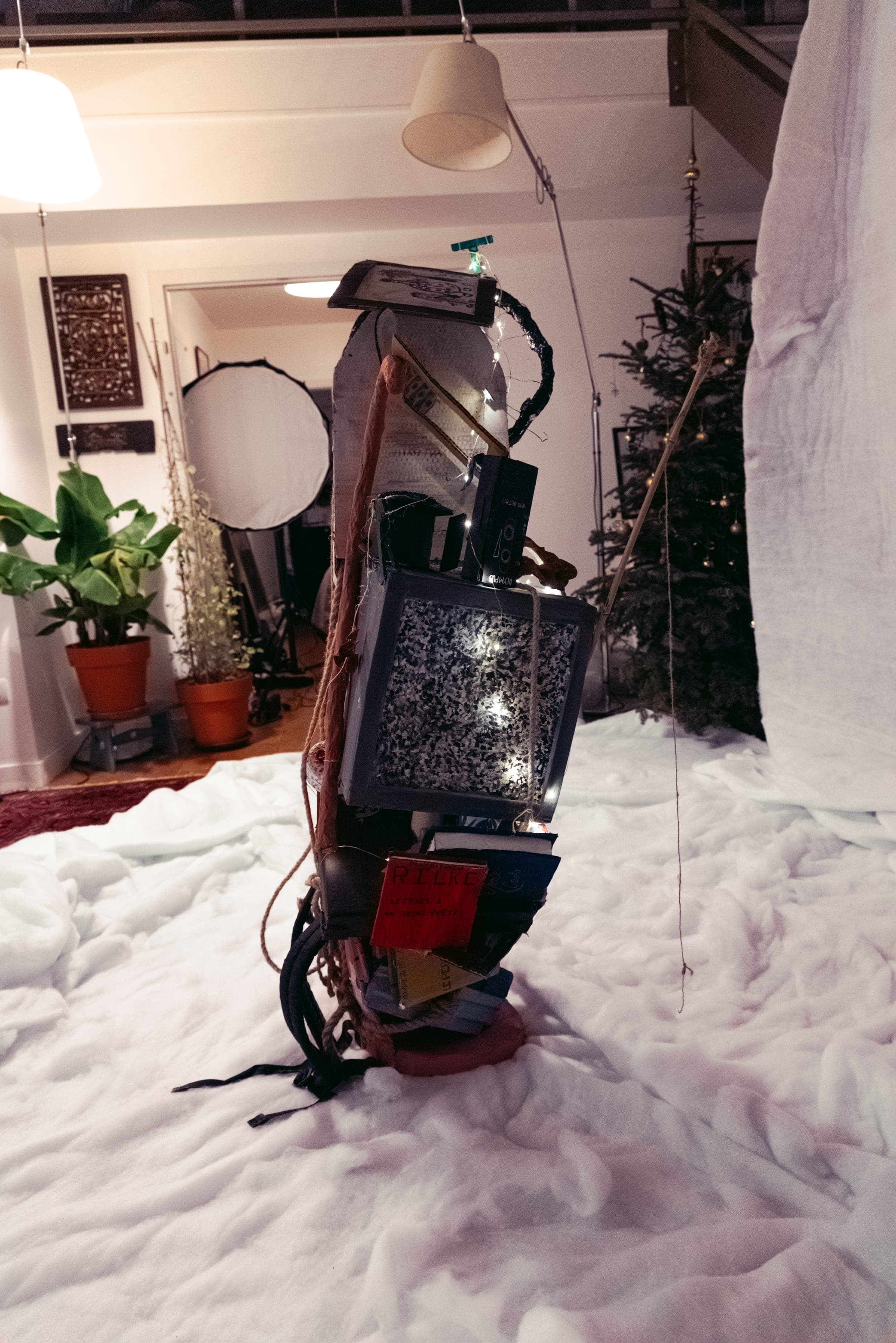 La sculpture d'objets dressée sur la neige artificielle du décor