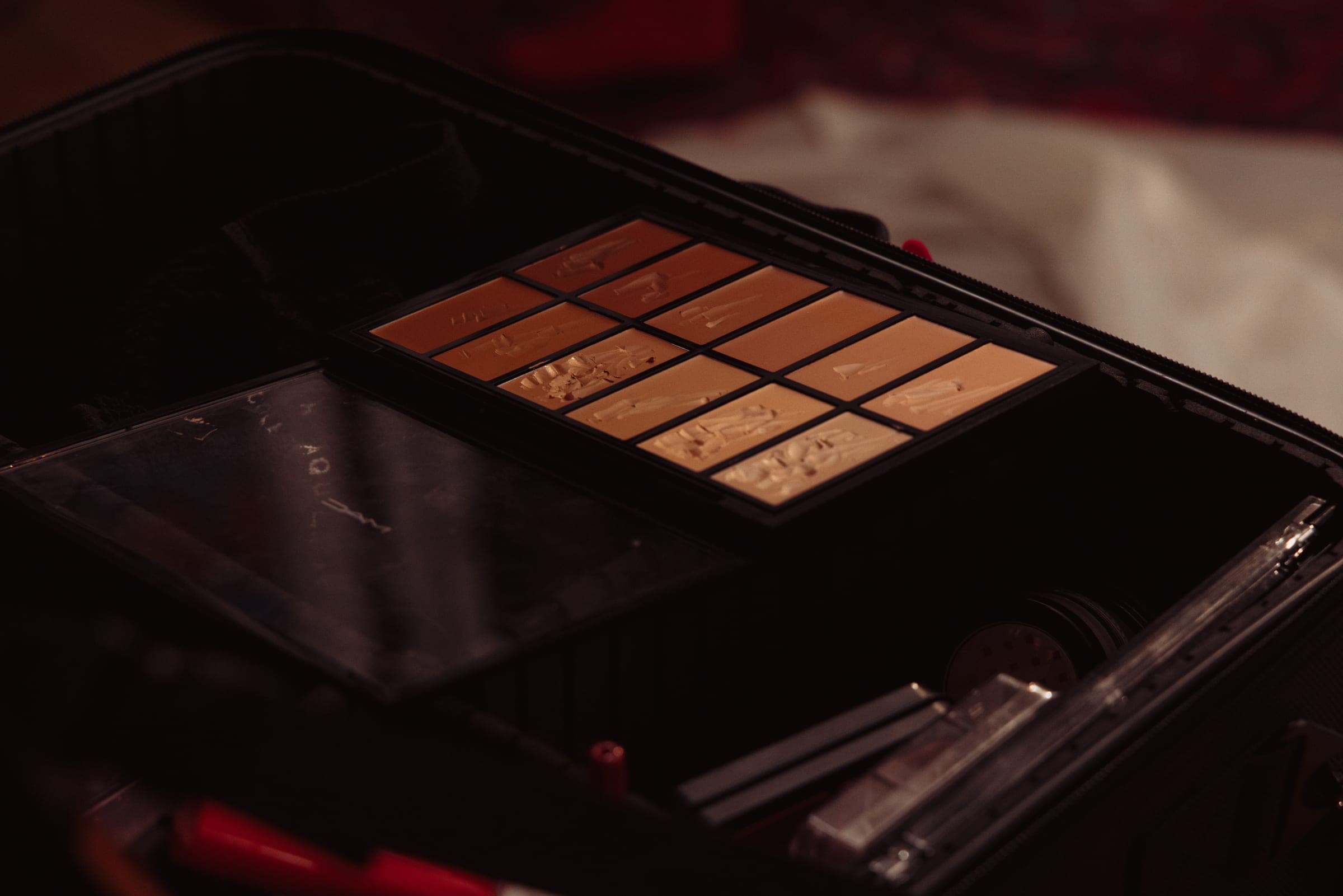 Une palette de fond de teint ouverte dans sa mallette de maquillage