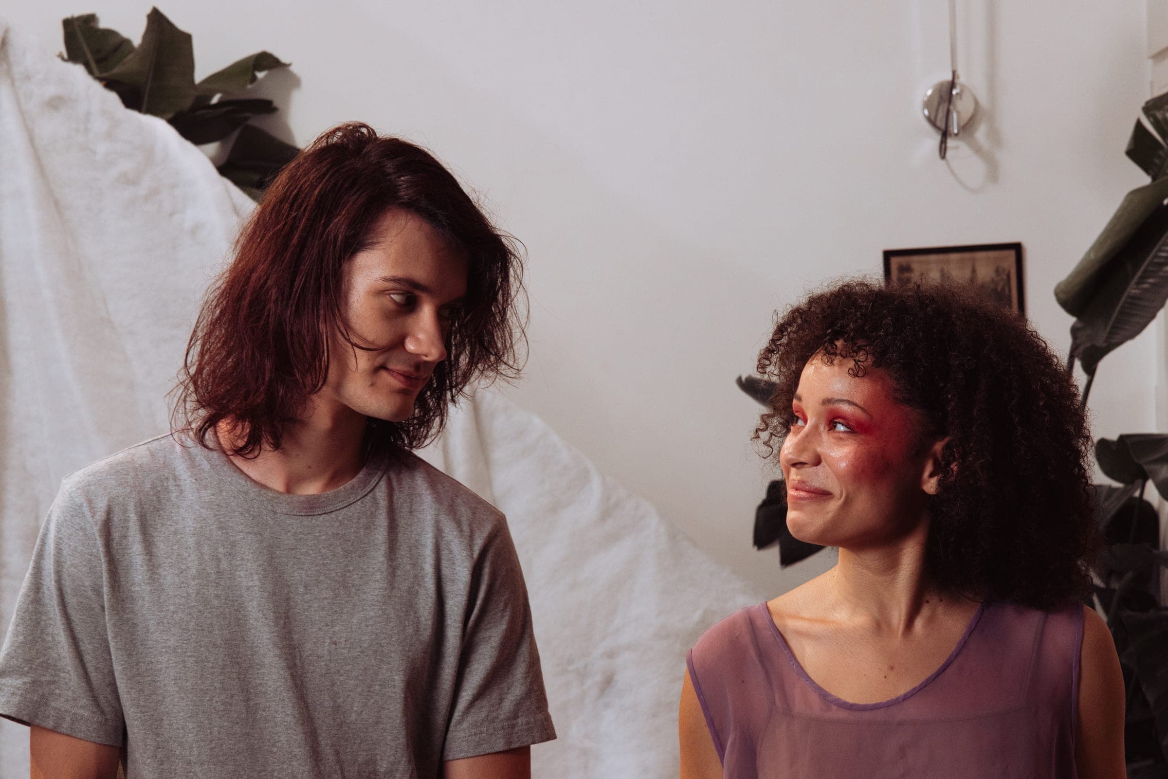 Les deux comédiens se regardent, l'un sourit