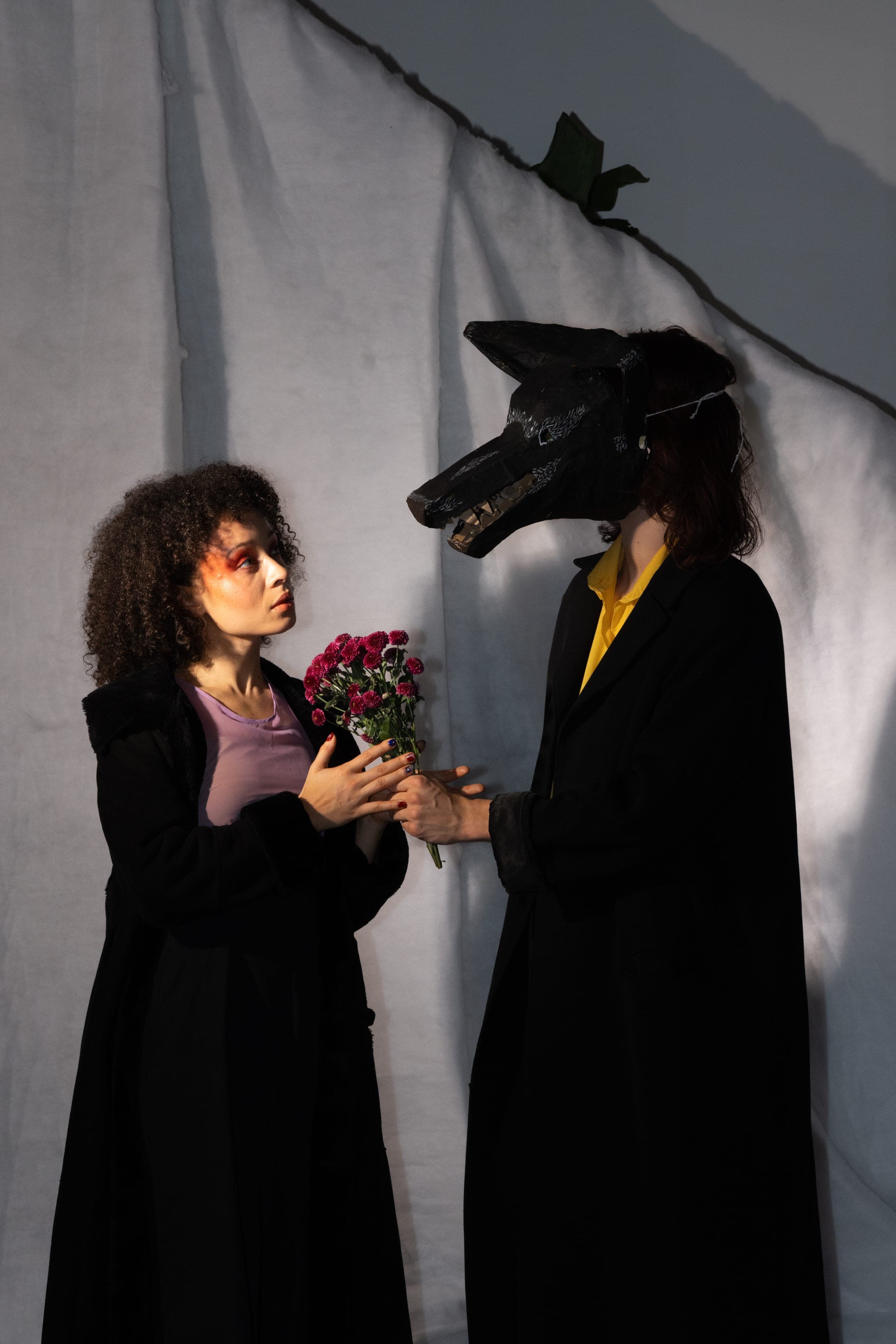 Le loup tient les fleurs, la comédienne les prend à deux mains