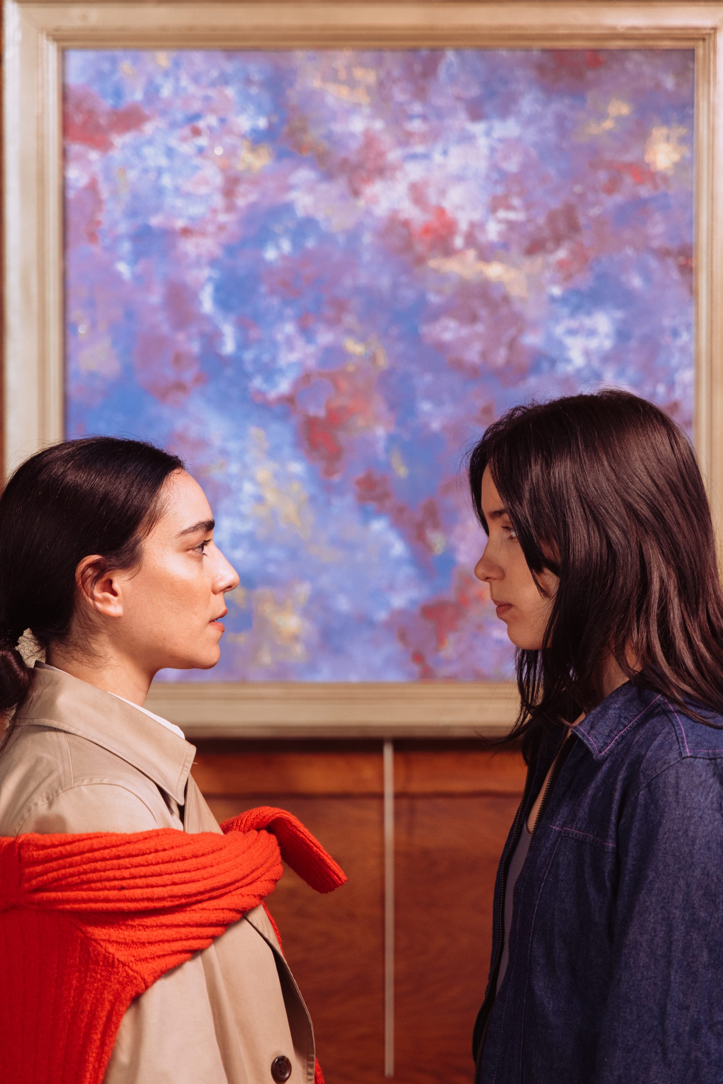 Les deux comédiennes face à face devant le tableau.