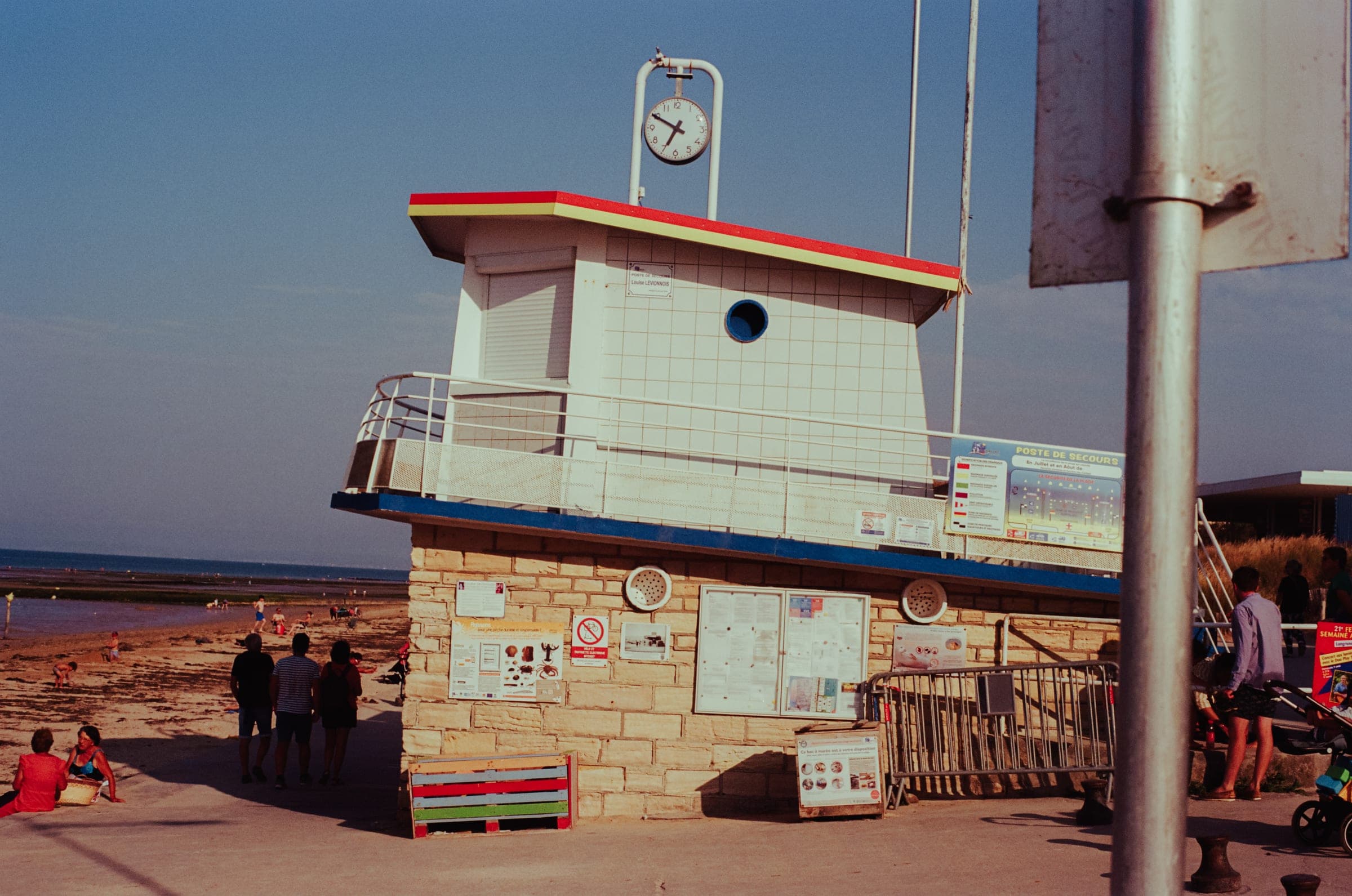 Le poste de secours de la plage, mât et horloge, à contre-jour.