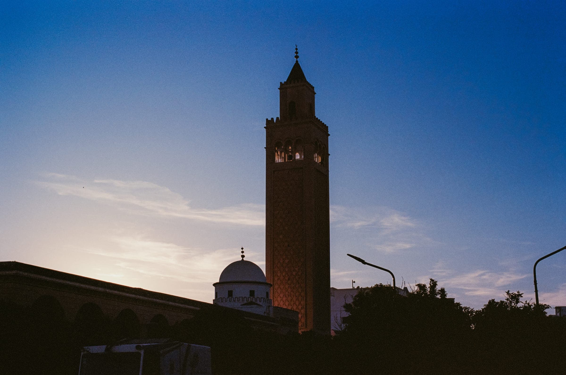 Le minaret de la mosquée au crépuscule, ciel bleu profond.