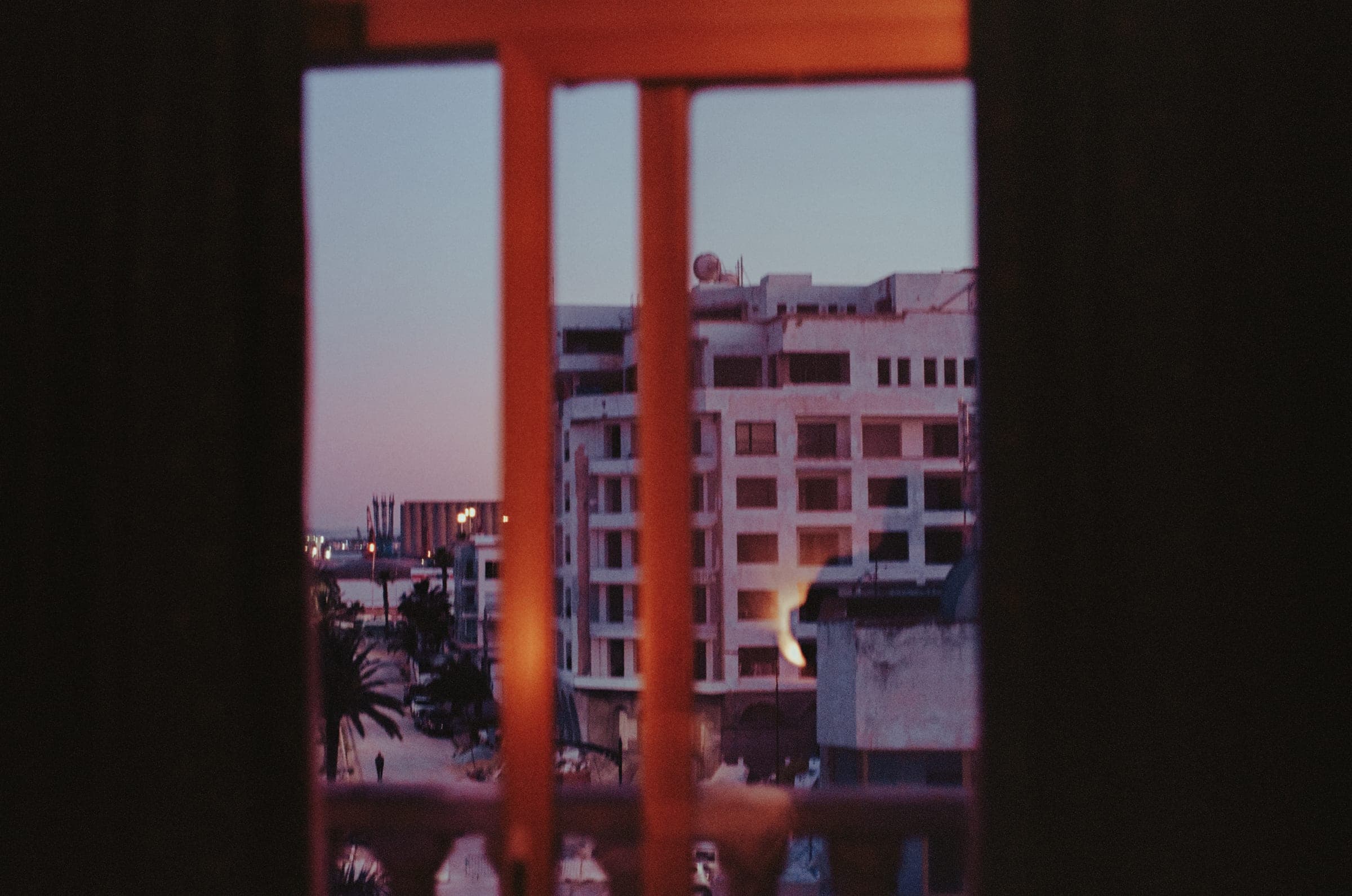 Le reflet des immeubles de la ville dans la vitre, au coucher.