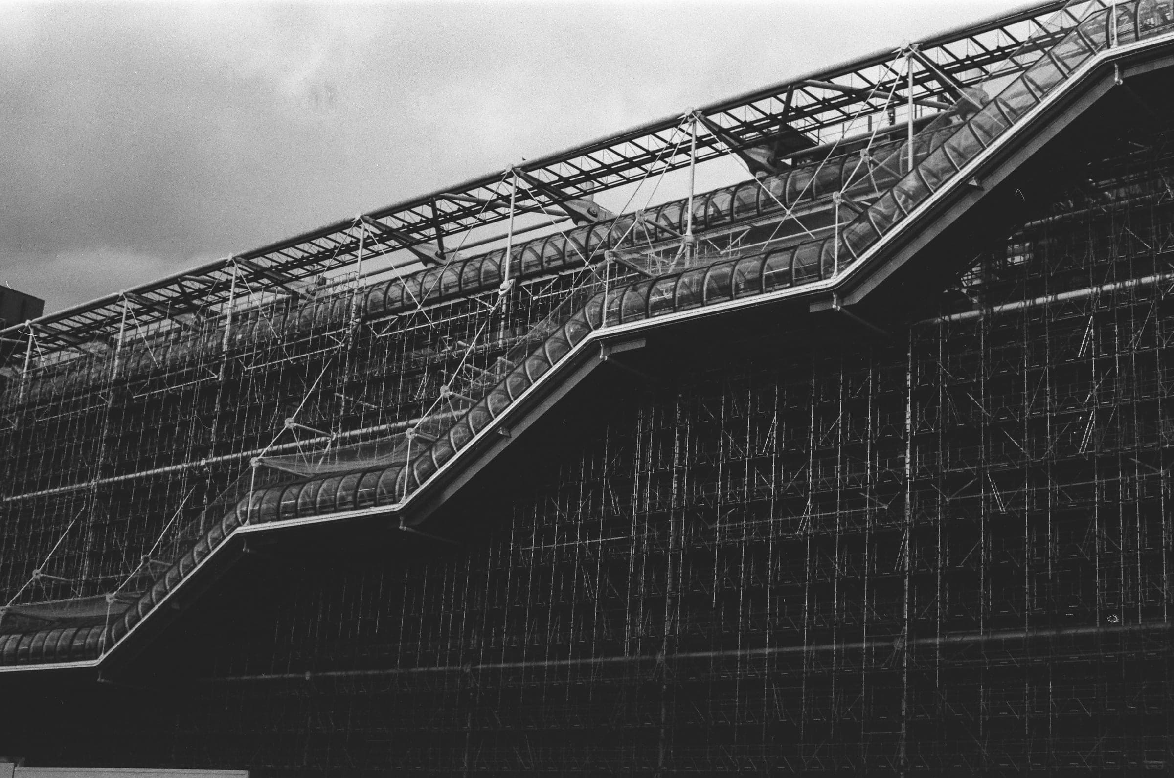 La façade du Centre Pompidou et son escalator en tube, sous les échafaudages.