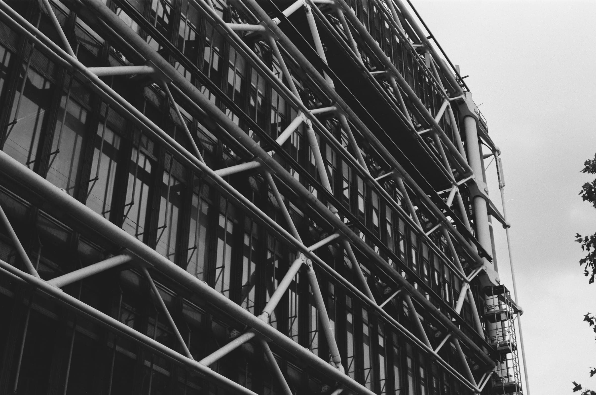 Les tubes et les passerelles de la façade du Centre Pompidou, vus d'en bas.