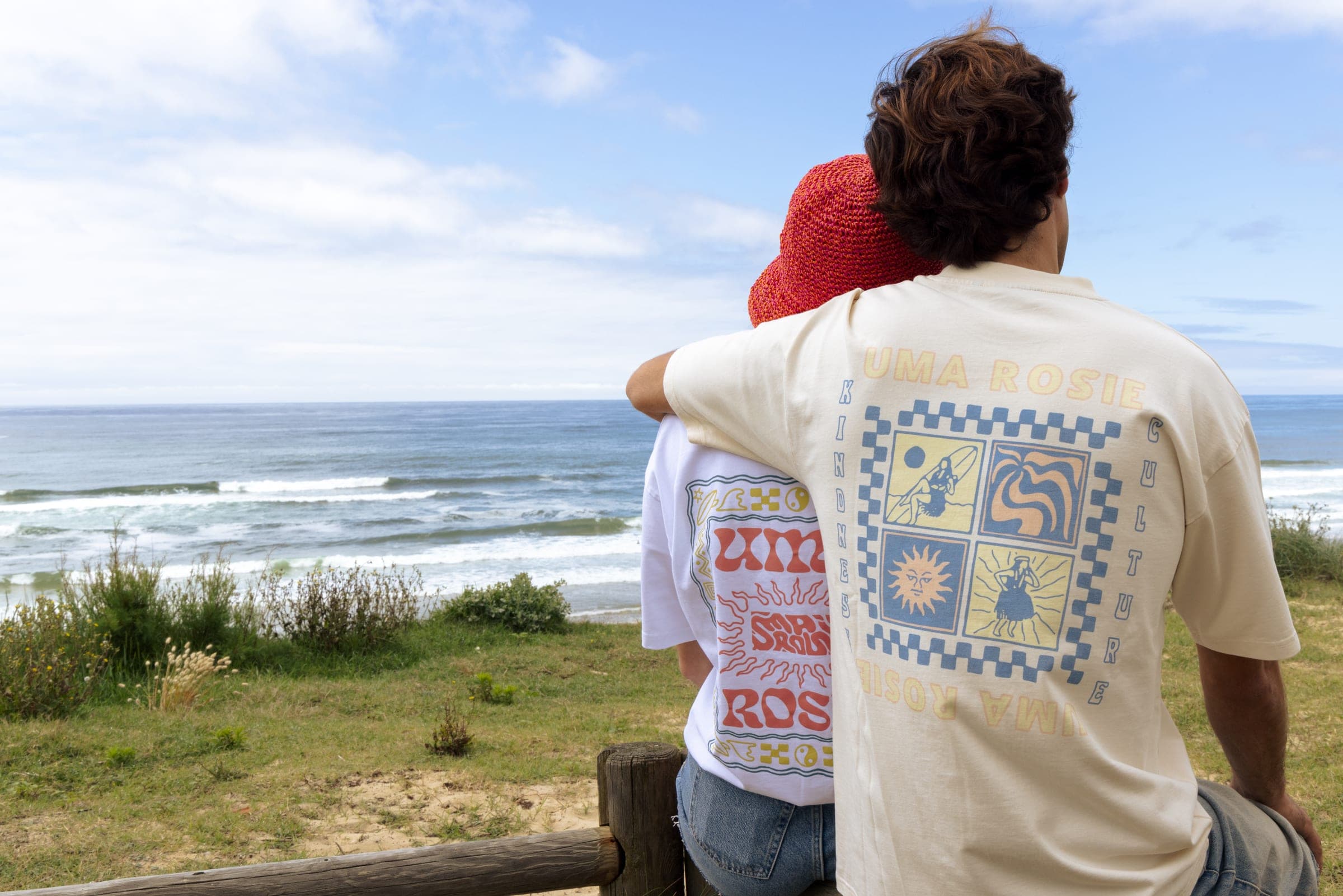 Le même couple sur la barrière, cadrage plus large sur la plage.