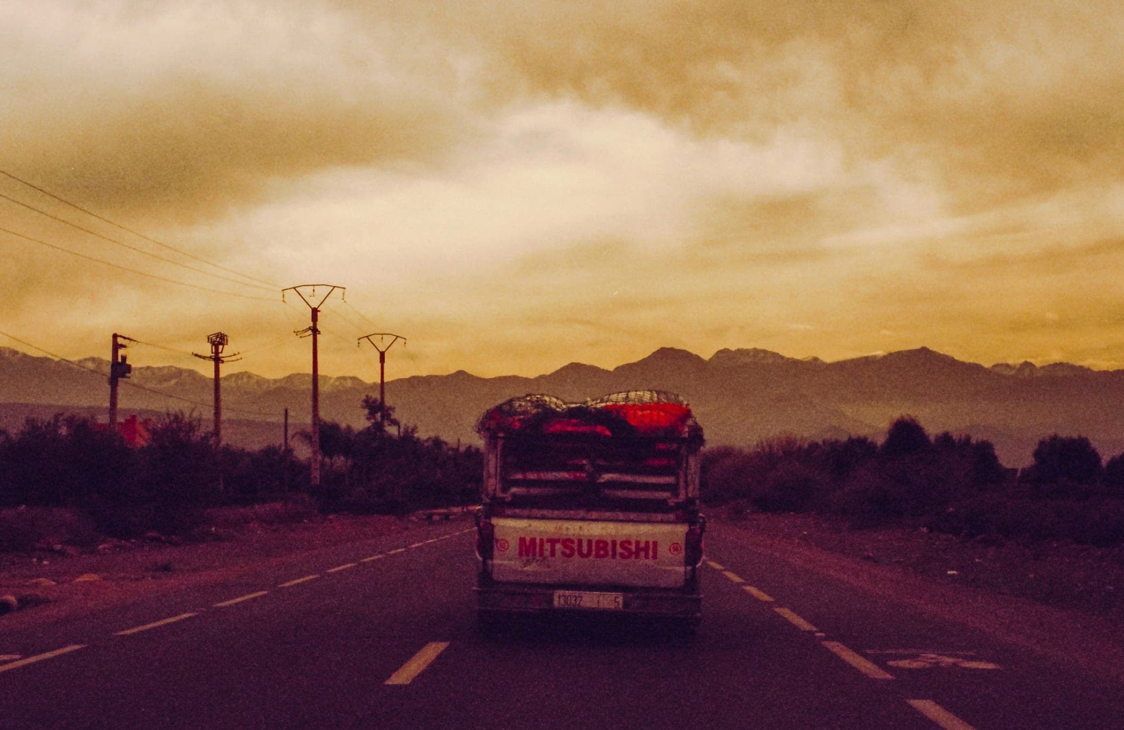 Scène de rue dans la médina de Marrakech, lumière dorée