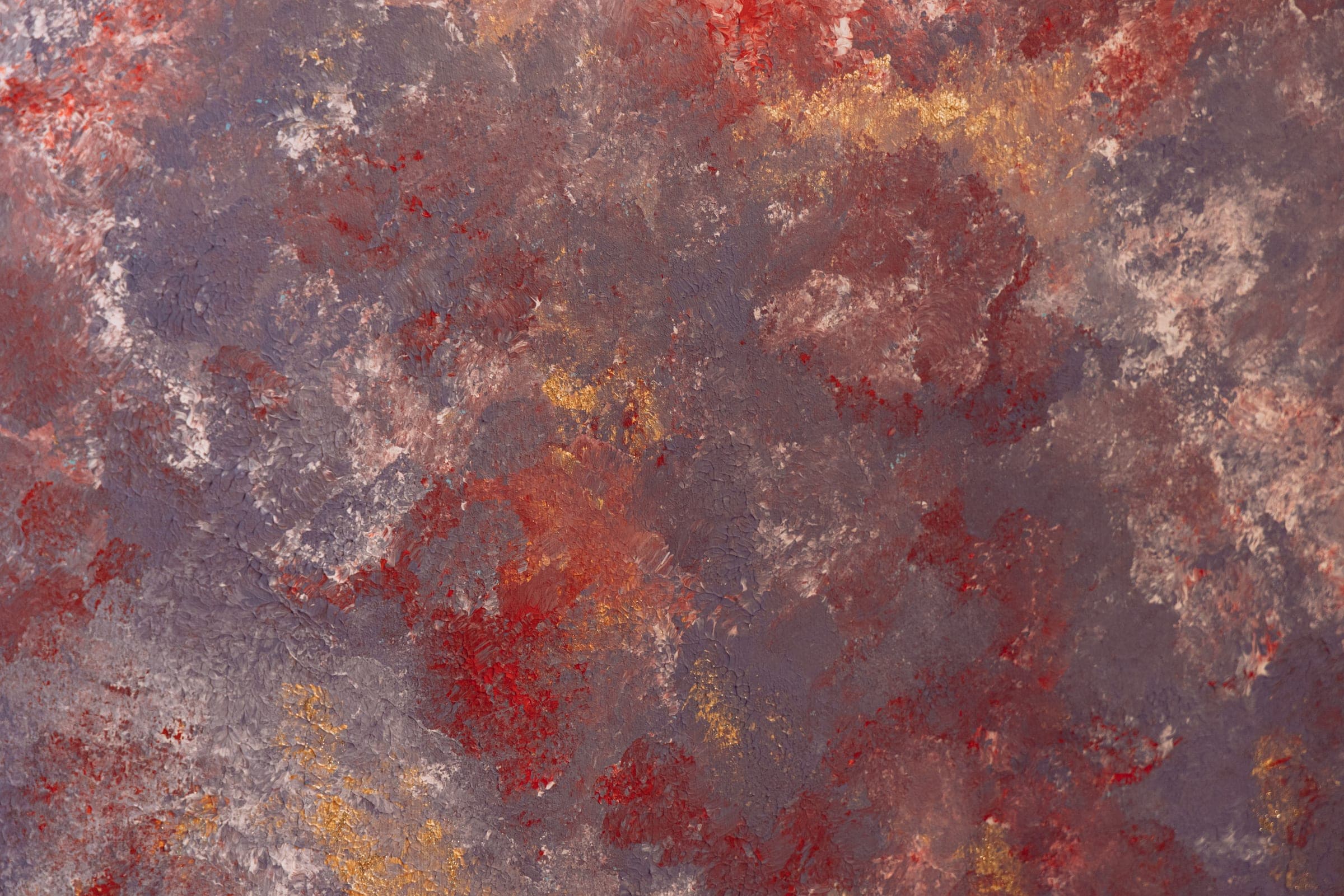Détail de la toile : empâtements rouges, gris et or.